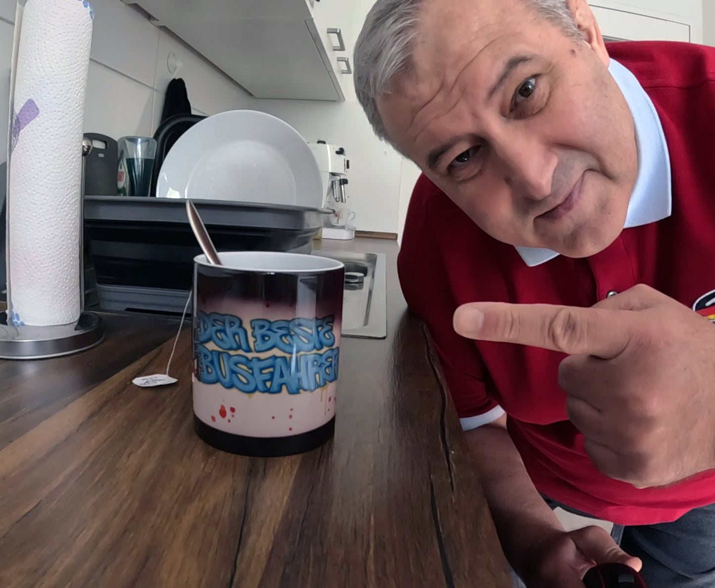 Eine magische Tasse mit meinem eigenen Logo.